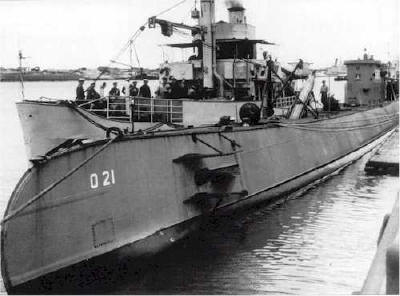 O 21 and the torpedo work ship Mercuur (2), 1950. Note the torpedo being loaded