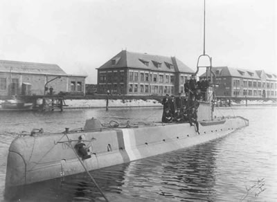 O 7 in neutral colours during WWI in Den Helder. In the background the Submarine Service barracks. (Photo © Collection J.J. Kragten) 