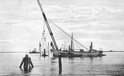 Postcard of the 'Bergingsvaartuig' raising the auxiliary minelayer Schelde at Den Helder, Outer Harbour, 1916. (Photo: © Collection Jan Klootwijk). 